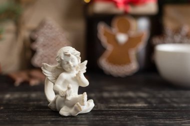 Tahta masada ev yapımı zencefilli kurabiye.