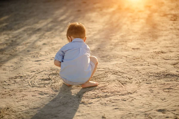 Drie Jarige Peuter Jongen Spelen Strand Rusten Zomervakantie — Stockfoto