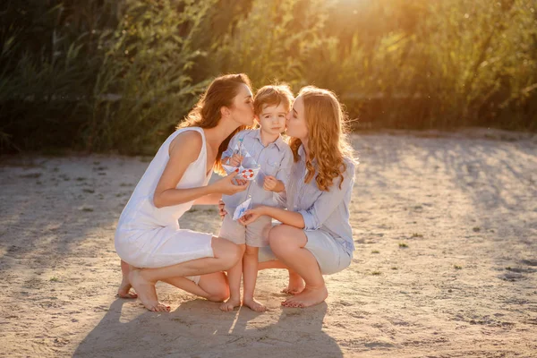 Der Bruder Und Die Schwester Und Ihre Mutter Gelben Sand — Stockfoto