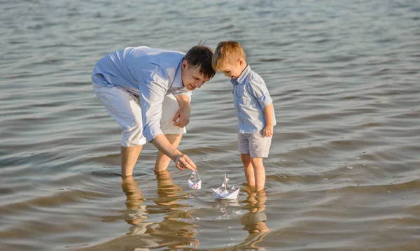 Ευτυχής Πατέρας Και Γιος Ξεκινήσει Πλοίο Για Νερό — Φωτογραφία Αρχείου