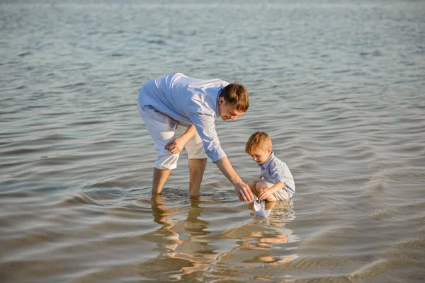 Gelukkig Vader Zoon Start Het Schip Het Water — Stockfoto