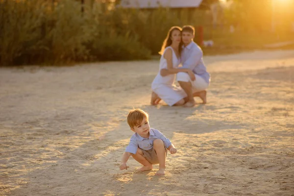 Lycklig Familj Gul Sand Över Havets Kust — Stockfoto