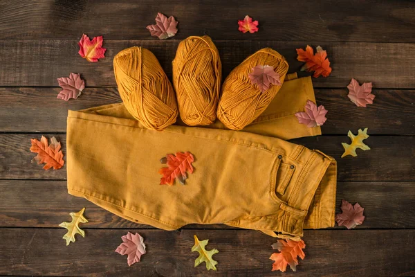 Auswahl Der Farbe Der Fäden Für Die Herstellung Eines Warmen — Stockfoto