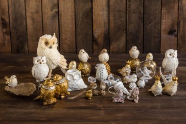 Koyu ahşap arka plan üzerinde bir dekor güzel Noel unsurları