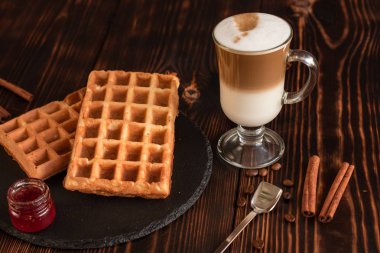 Lezzetli taze Viyana gofret, reçel ve kahve koyu ahşap arka plan üzerinde