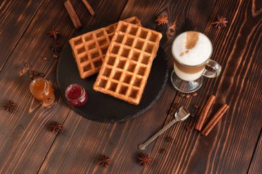 Lezzetli taze Viyana gofret, reçel ve kahve koyu ahşap arka plan üzerinde