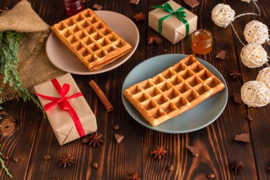 Lezzetli taze Viyana gofret ve reçel koyu ahşap arka plan üzerinde. Arka plan olarak kullanılabilir