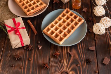 Lezzetli taze Viyana gofret ve reçel koyu ahşap arka plan üzerinde. Arka plan olarak kullanılabilir