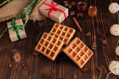 Lezzetli taze Viyana gofret ve reçel koyu ahşap arka plan üzerinde. Arka plan olarak kullanılabilir