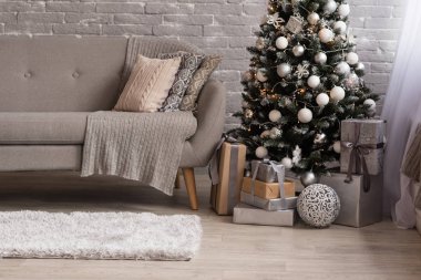 Hediye kutuları ve Noel ile yılbaşı iç ateşler. Arka plan olarak kullanılabilir