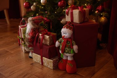 Hediye kutuları ve Noel ile yılbaşı iç ateşler. Arka plan olarak kullanılabilir