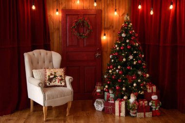 Hediye kutuları ve Noel ile yılbaşı iç ateşler. Arka plan olarak kullanılabilir