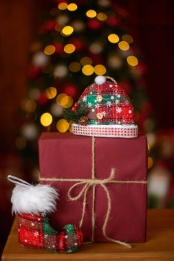 Hediye kutuları ve Noel ile yılbaşı iç ateşler. Arka plan olarak kullanılabilir