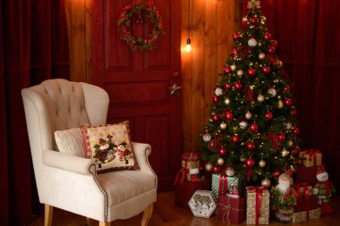 Hediye kutuları ve Noel ile yılbaşı iç ateşler. Arka plan olarak kullanılabilir