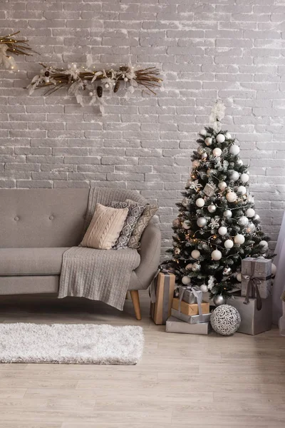 Hediye kutuları ve Noel ile yılbaşı iç ateşler. Arka plan olarak kullanılabilir