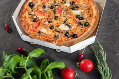 Pizza, gıda, sebze, margarita. Siyah ahşap zemin sebze, mantar ve domates pizza. Arka plan olarak kullanılabilir