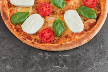 Pizza, gıda, sebze, margarita. Siyah ahşap zemin sebze, mantar ve domates pizza. Arka plan olarak kullanılabilir