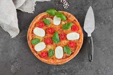 Pizza, gıda, sebze, margarita. Siyah ahşap zemin sebze, mantar ve domates pizza. Arka plan olarak kullanılabilir