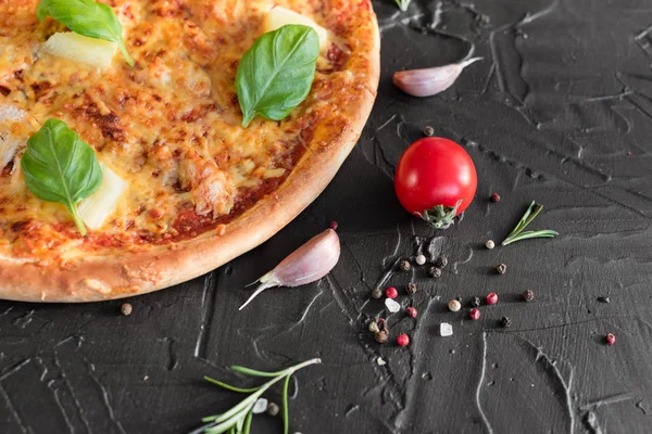 Pizza, gıda, sebze, margarita. Siyah ahşap zemin sebze, mantar ve domates pizza. Arka plan olarak kullanılabilir