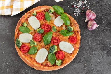 Pizza, gıda, sebze, margarita. Siyah ahşap zemin sebze, mantar ve domates pizza. Arka plan olarak kullanılabilir