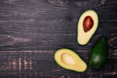Gıda, avokado, sağlıklı gıda. Avokado karanlık bir arka plan karşı kesilmiş. Arka plan olarak kullanılabilir