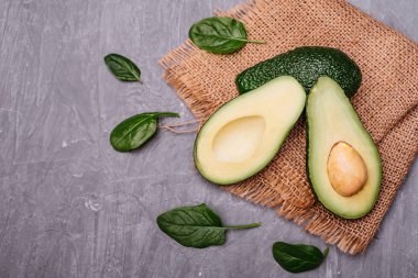 Gıda, avokado, sağlıklı gıda. Avokado karanlık bir arka plan karşı kesilmiş. Arka plan olarak kullanılabilir