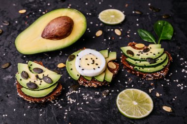 Gıda, avokado, sağlıklı gıda. Tohumlar, susam ve kireç ile avokado sandviç. Arka plan olarak kullanılabilir