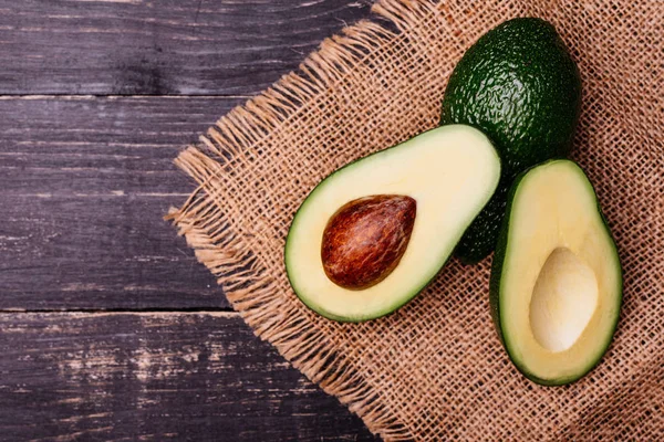 Voedsel Avocado Gezond Eten Snijden Door Avocado Tegen Een Donkere — Stockfoto