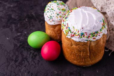 Paskalya, pasta, yumurta, tatil. Paskalya kek ve karanlık bir arka plan üzerinde renkli yumurta. Arka plan olarak kullanılabilir