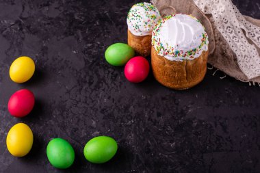 Paskalya, pasta, yumurta, tatil. Paskalya kek ve karanlık bir arka plan üzerinde renkli yumurta. Arka plan olarak kullanılabilir