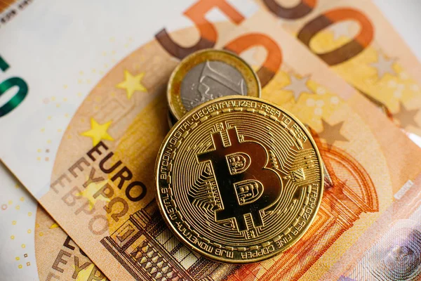 Bitcoin, para birimi, dijital, finans, ekonomi. Altın bitcoin sikke Euro üzerinde Kapat