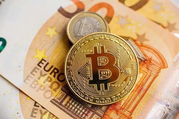 Bitcoin, para birimi, dijital, finans, ekonomi. Altın bitcoin sikke Euro üzerinde Kapat