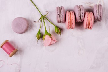 Düğün, St. Valentine's Day, Doğum günü, hazırlama, tatil. Bir beton zemin üzerine güzel pembe lezzetli Bademli kurabiye