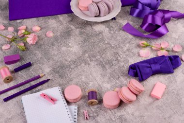 Düğün, St. Valentine's Day, Doğum günü, hazırlama, tatil. Bir beton zemin üzerine güzel pembe lezzetli Bademli kurabiye