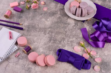Düğün, St. Valentine's Day, Doğum günü, hazırlama, tatil. Bir beton zemin üzerine güzel pembe lezzetli Bademli kurabiye