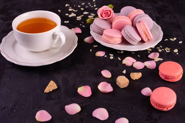 Hochzeit Valentinstag Geburtstag Vorbereitung Feiertag Schöne Rosa Leckere Makronen Auf — Stockfoto