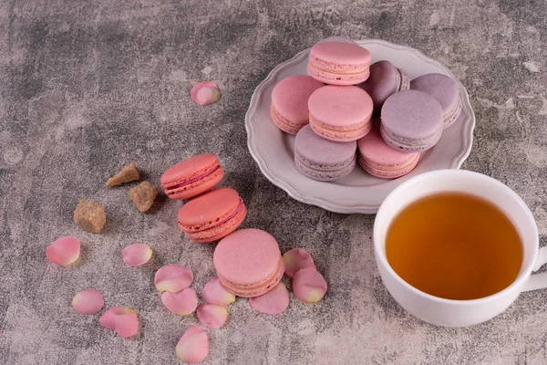 Hochzeit Valentinstag Geburtstag Vorbereitung Feiertag Schöne Rosa Leckere Makronen Auf — Stockfoto