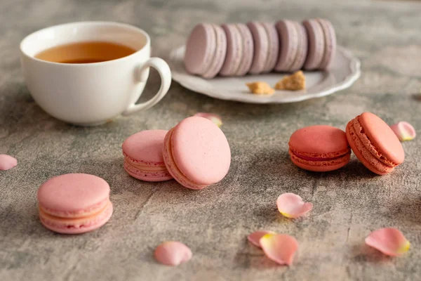 Hochzeit Valentinstag Geburtstag Vorbereitung Feiertag Schöne Rosa Leckere Makronen Auf — Stockfoto