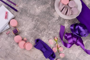 Düğün, St. Valentine's Day, Doğum günü, hazırlama, tatil. Bir beton zemin üzerine güzel pembe lezzetli Bademli kurabiye