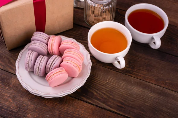 Hochzeit Valentinstag Geburtstag Vorbereitung Feiertag Schöne Rosa Leckere Makronen Auf — Stockfoto