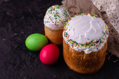 Paskalya, pasta, yumurta, tatil. Paskalya kek ve karanlık bir arka plan üzerinde renkli yumurta. Arka plan olarak kullanılabilir