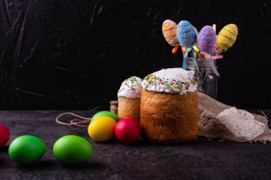 Paskalya, pasta, yumurta, tatil. Paskalya kek ve karanlık bir arka plan üzerinde renkli yumurta. Arka plan olarak kullanılabilir