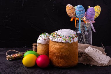 Paskalya, pasta, yumurta, tatil. Paskalya kek ve karanlık bir arka plan üzerinde renkli yumurta. Arka plan olarak kullanılabilir