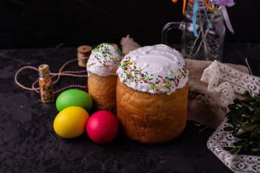 Paskalya, pasta, yumurta, tatil. Paskalya kek ve karanlık bir arka plan üzerinde renkli yumurta. Arka plan olarak kullanılabilir