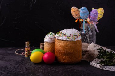 Paskalya, pasta, yumurta, tatil. Paskalya kek ve karanlık bir arka plan üzerinde renkli yumurta. Arka plan olarak kullanılabilir