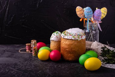 Paskalya, pasta, yumurta, tatil. Paskalya kek ve karanlık bir arka plan üzerinde renkli yumurta. Arka plan olarak kullanılabilir