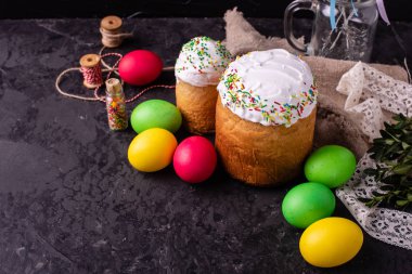 Paskalya, pasta, yumurta, tatil. Paskalya kek ve karanlık bir arka plan üzerinde renkli yumurta. Arka plan olarak kullanılabilir
