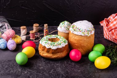 Paskalya, pasta, yumurta, tatil. Paskalya kek ve karanlık bir arka plan üzerinde renkli yumurta. Arka plan olarak kullanılabilir