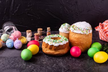Paskalya, pasta, yumurta, tatil. Paskalya kek ve karanlık bir arka plan üzerinde renkli yumurta. Arka plan olarak kullanılabilir