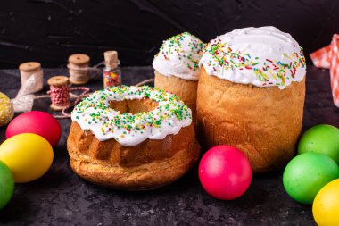 Paskalya, pasta, yumurta, tatil. Paskalya kek ve karanlık bir arka plan üzerinde renkli yumurta. Arka plan olarak kullanılabilir